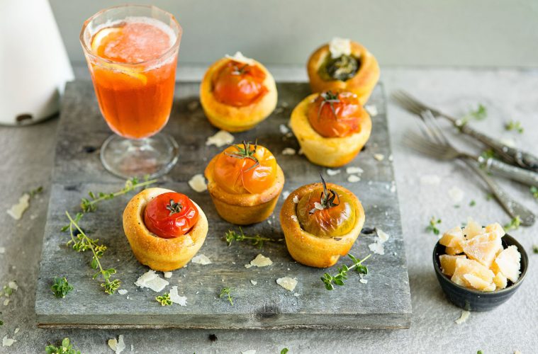 Bocaditos de focaccia con queso y tomatitos cherry