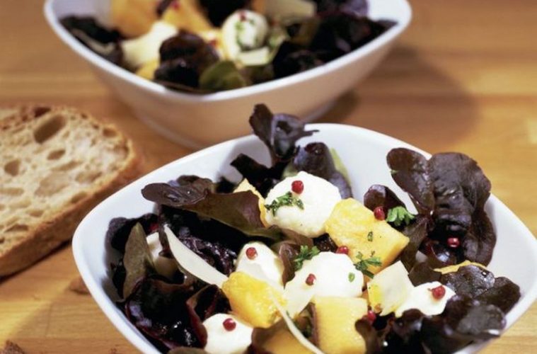 Ensalada de queso y restos de melón