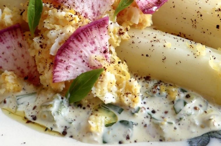 Espárragos blancos sobrantes con encurtidos y salsa gribiche