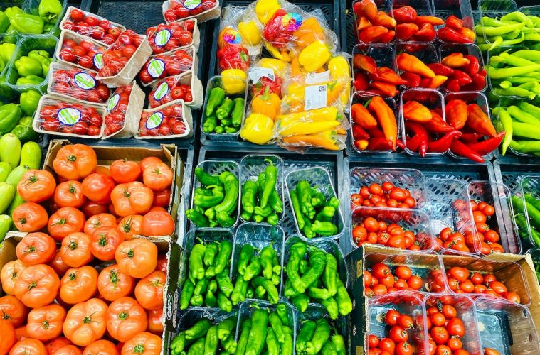 La rebaja de IVA en alimentos básicos y las ayudas al gasóleo agrícola y pesquero se mantendrán hasta diciembre