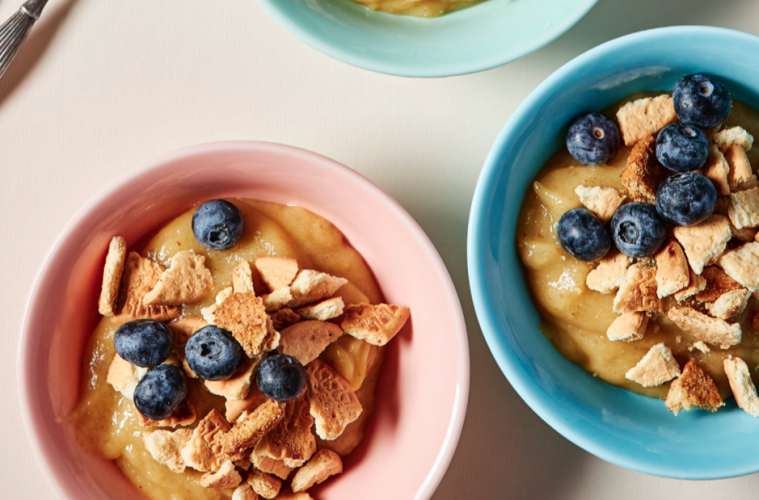 Natillas de fruta madura y galletas