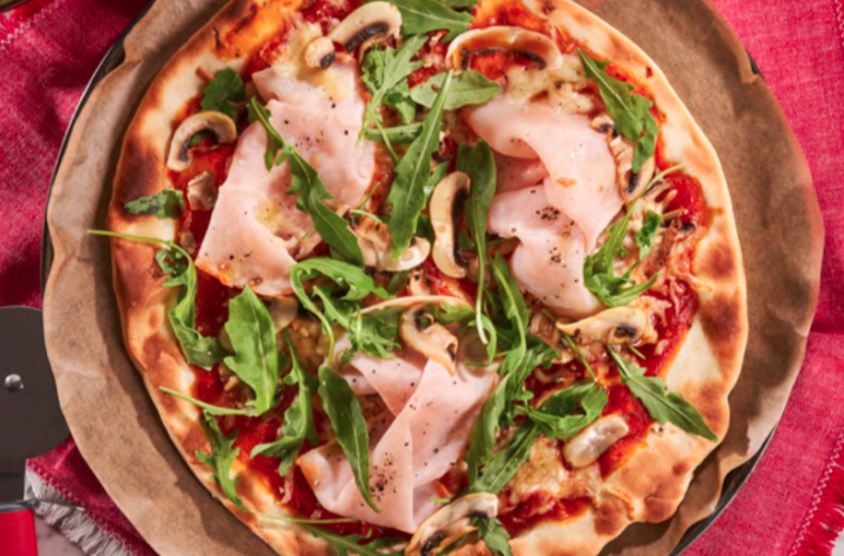 Pizza con champiñones, pavo y tomate