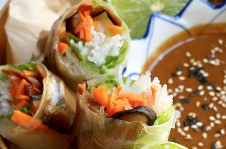 Rollitos de restos de verduras con salsa de sésamo