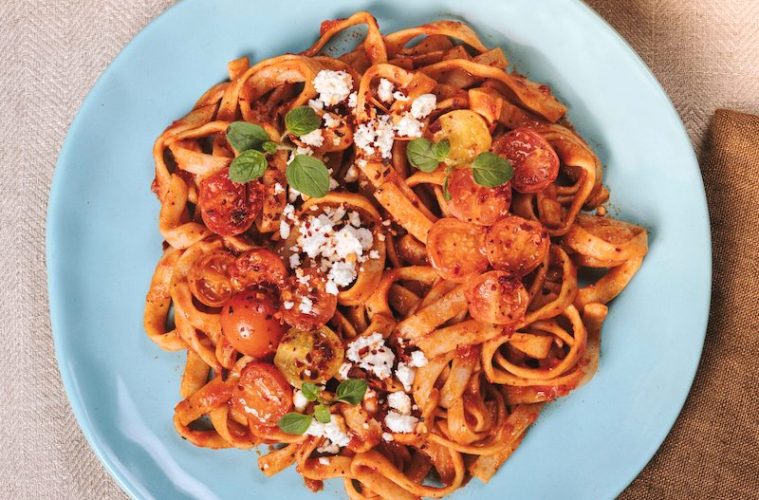 Tallarines de bacalao con tomatitos cherry y queso feta