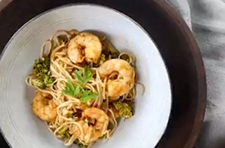 Wok de noodles con langostinos