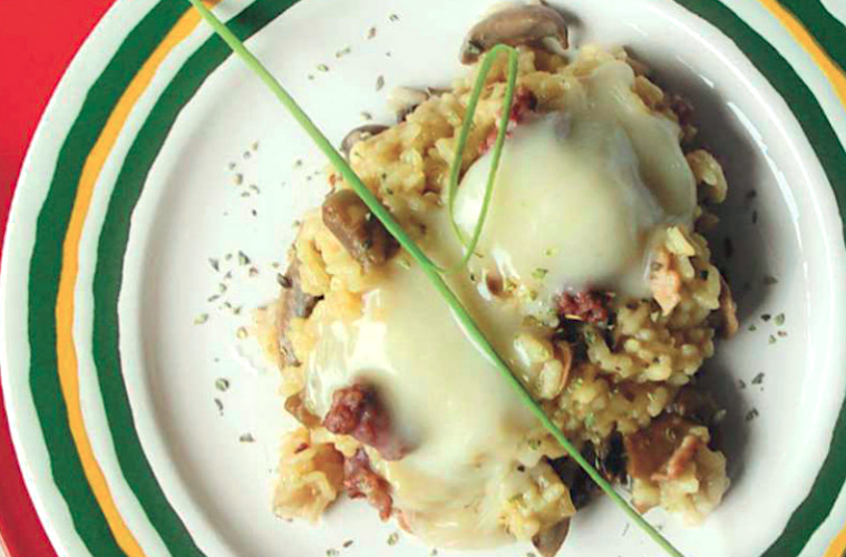 Arroz milanesa con restos de salchichas y champiñones