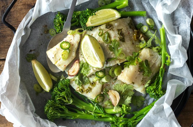 Bacalao en papillote con bimi, lima y jalapeño