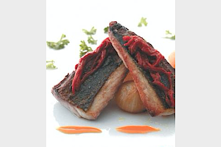 Caballa con cebollitas caramelizadas y pimientos del piquillo
