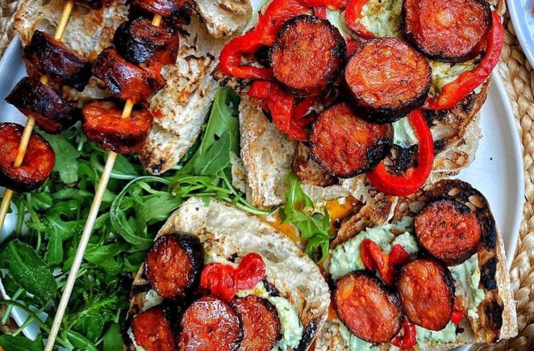 Chorizo barbacoa con hummus de chile verde y pimientos asados