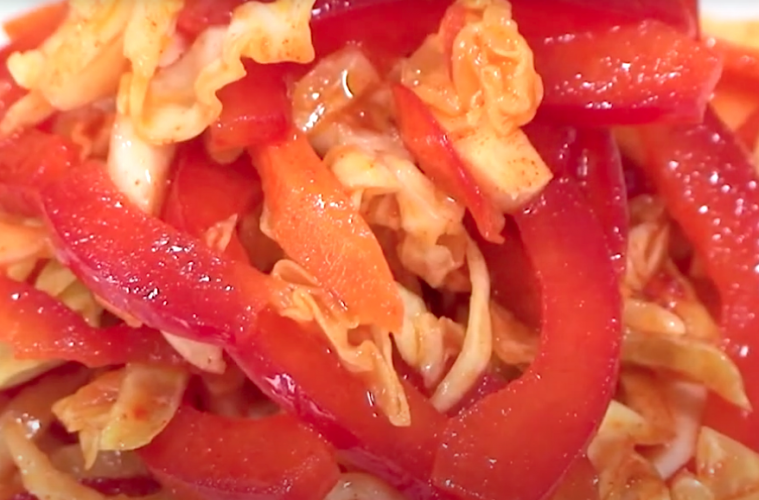 Ensalada de col, pimiento y zanahoria