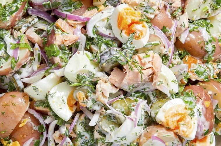 Ensalada de patata cocida sobrante y salmón ahumado