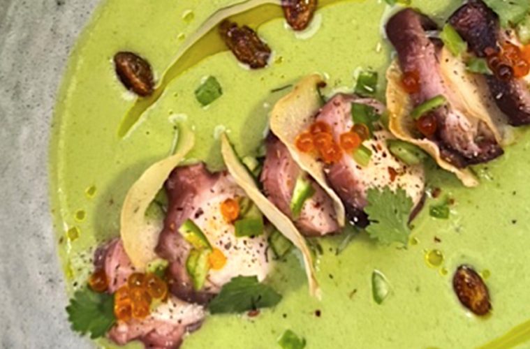 Gazpacho verde con pulpo a la plancha y chips de yuca