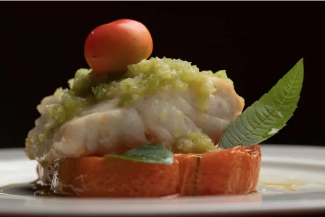 Lubina en salsa de apio sobre rodajas de tomate