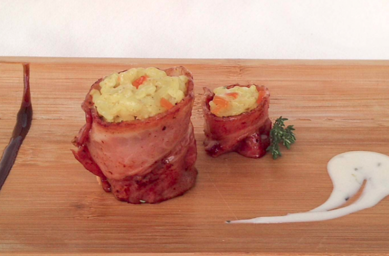 Rollitos de bacon con risotto de zanahoria y cúrcuma