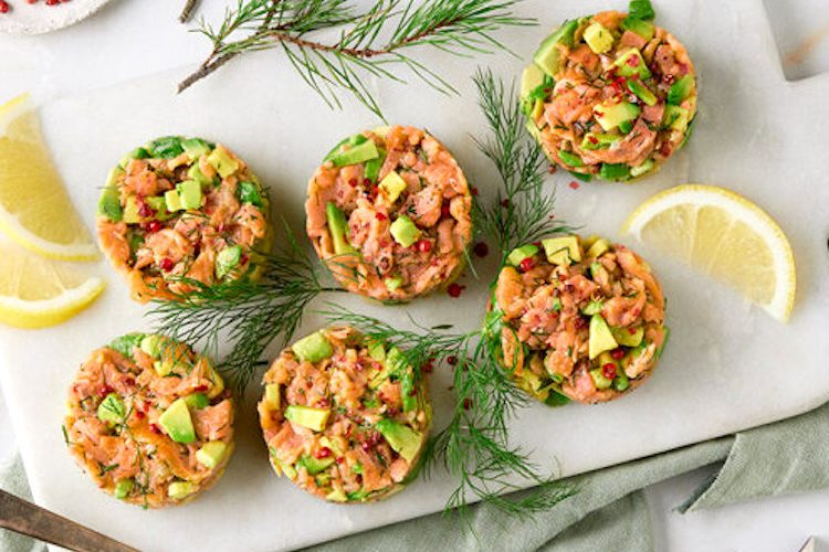 Crackers de tartar de salmón ahumado con aguacate y pimienta rosa