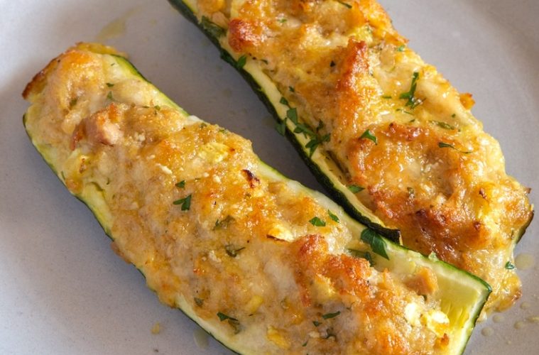 Calabacines que empiezan a madurar con atún y tomate