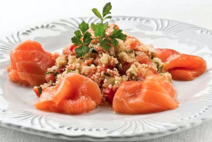 Cuscús sobrante frío con salmón ahumado
