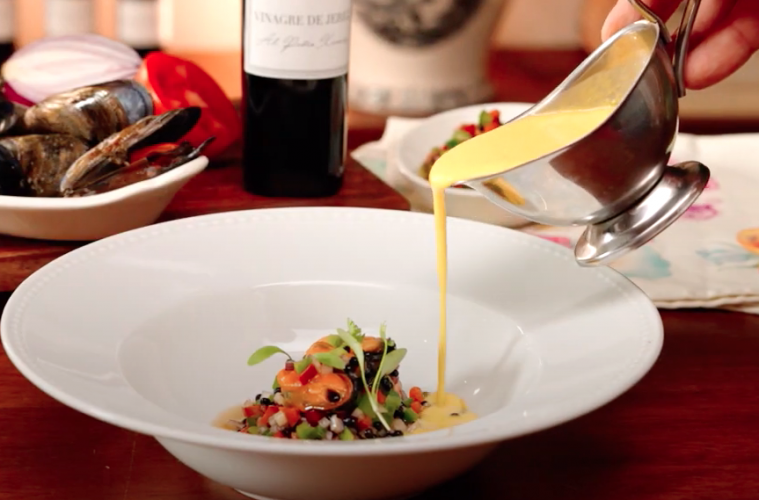 Gazpacho de mango con pipirrana de mejillones