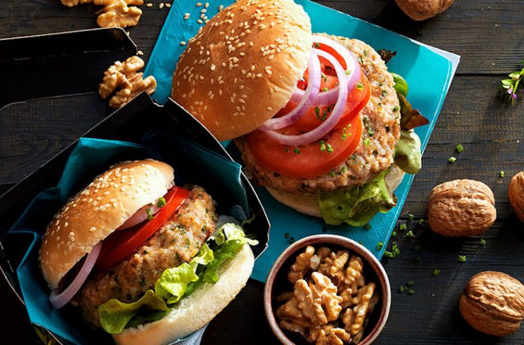 Hamburguesas de arroz sobrante, salmón y nueces