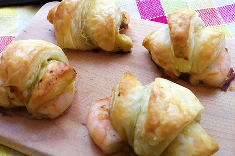 Hojaldritos de piquillos rellenos con langostinos y bacon