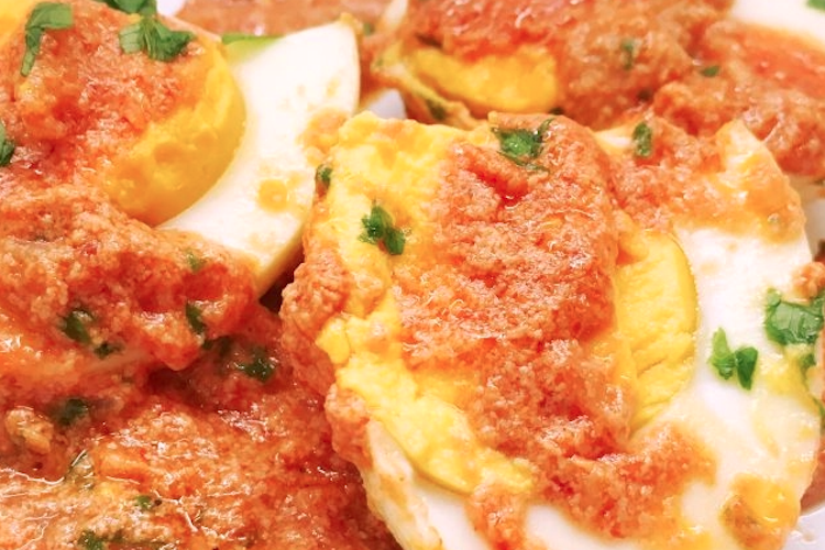 Huevos duros con salsa de carne guisada sobrante