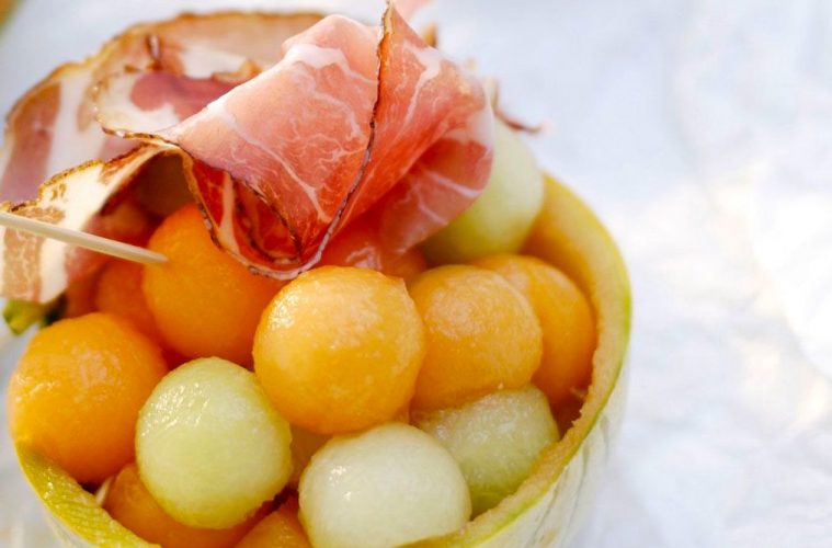 Melón maduro con jamón y cava
