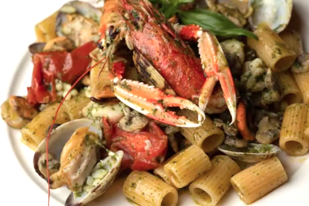 Pasta a la pescadora con pesto de hierbas