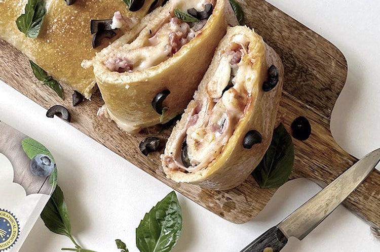 Pizza stromboli con queso, jamón, bacon y aceitunas negras