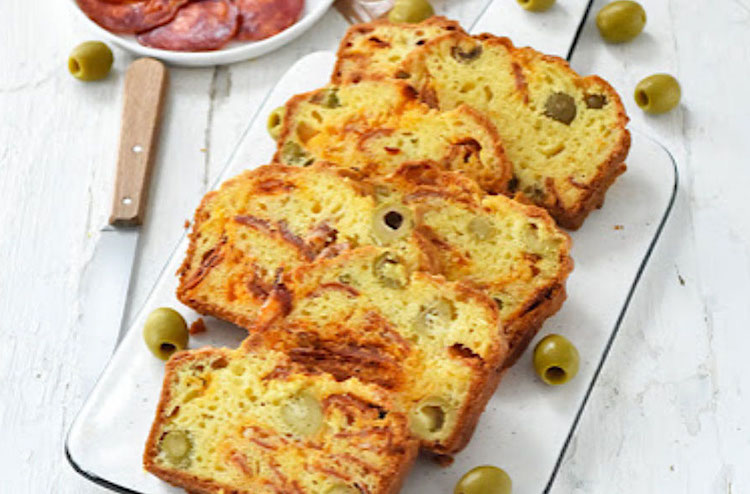 Plum cake con chorizo sobrante, queso y aceitunas