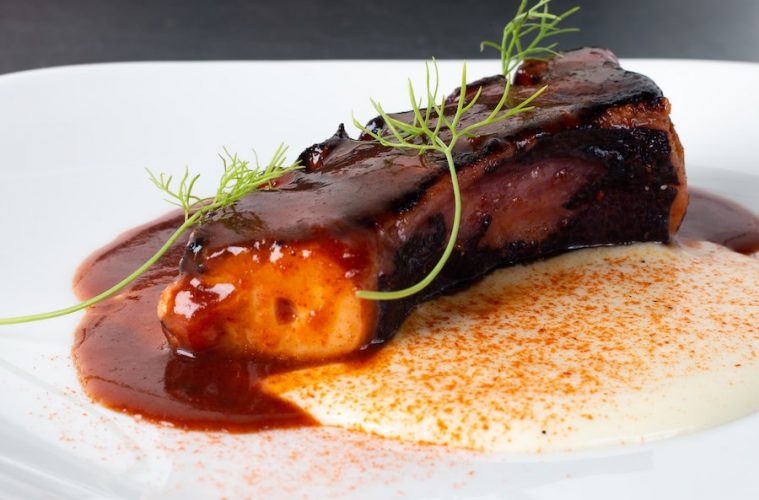 Pulpo, mojo picón, emulsión de chirivía y aceite de oliva virgen extra
