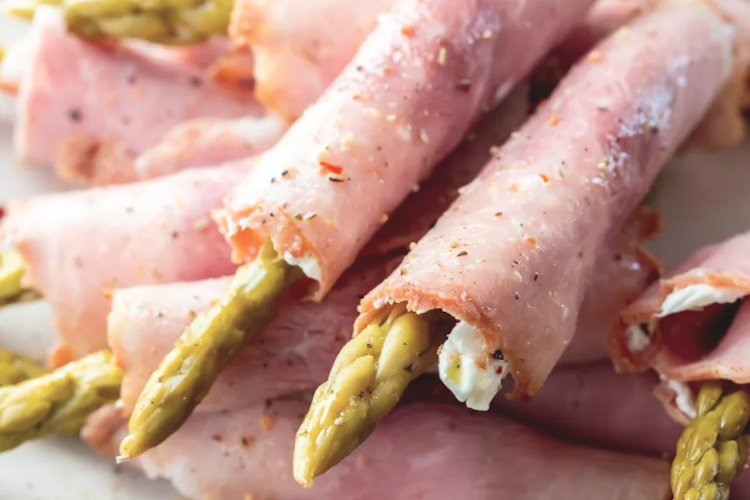 Rollitos de jamón york, queso crema y espárragos verdes sobrantes