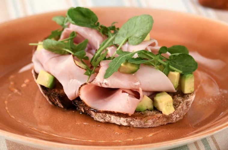 Tapita de pan integral con jamón york, aguacate y miel