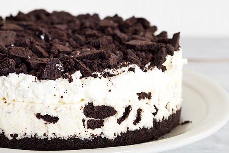 Tarta de queso con restos de galletas rellenas de chocolate