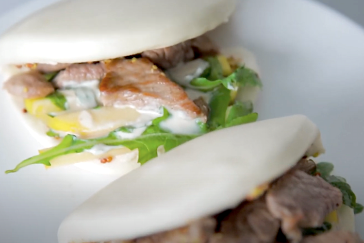 Bao bun con restos de cordero y manzana