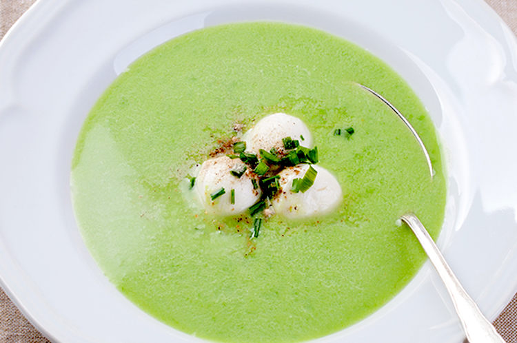 Crema de espárragos trigueros con guisantes sobrantes