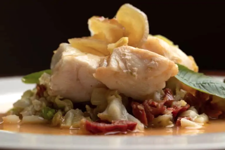 Dorada con jengibre, repollo rizado y tomates secos