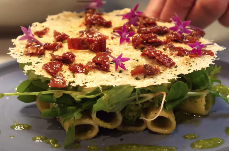 Ensalada de pasta, canónigos y rúcula con galleta de parmesano