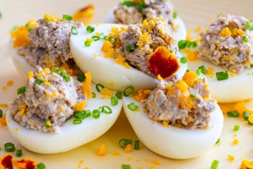 Huevos rellenos con carne guisada sobrante