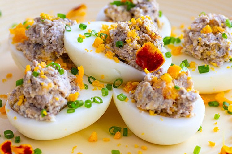 Huevos rellenos con carne guisada sobrante