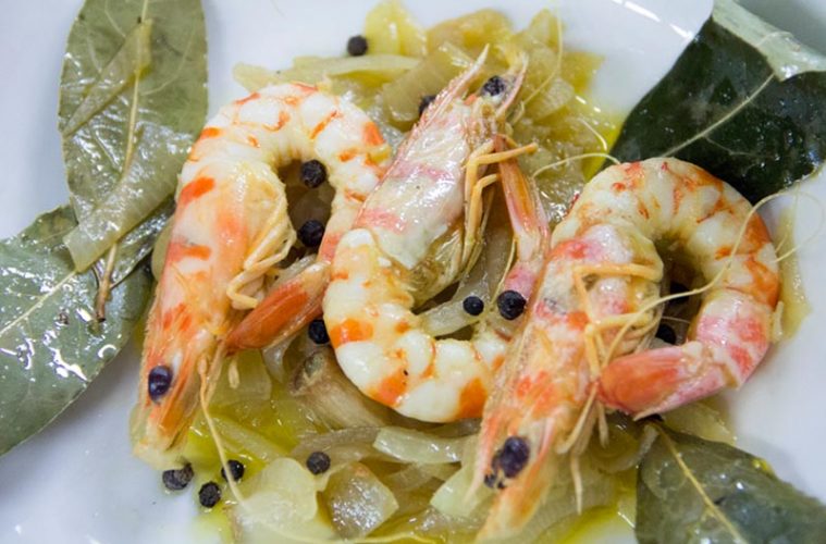 Langostinos sobrantes encebollados