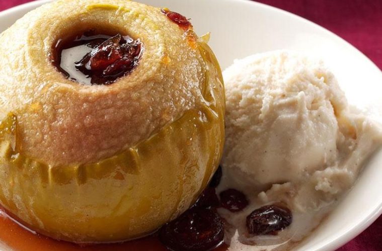 Manzanas maduras asadas con miel y canela