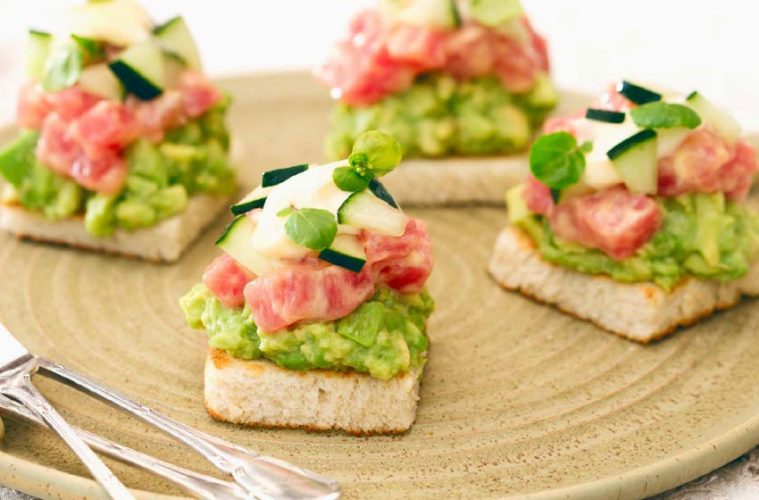Minitostas de aguacate con taquitos de atún marinado