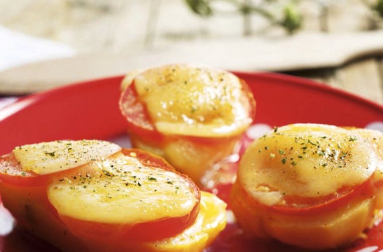 Patatas asadas con tomate y queso