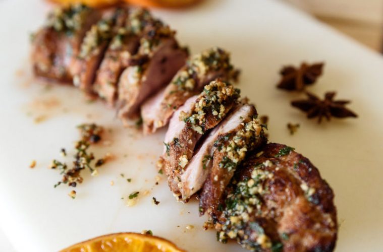 Solomillo de cochinillo con sirope de arce y hierbas aromáticas
