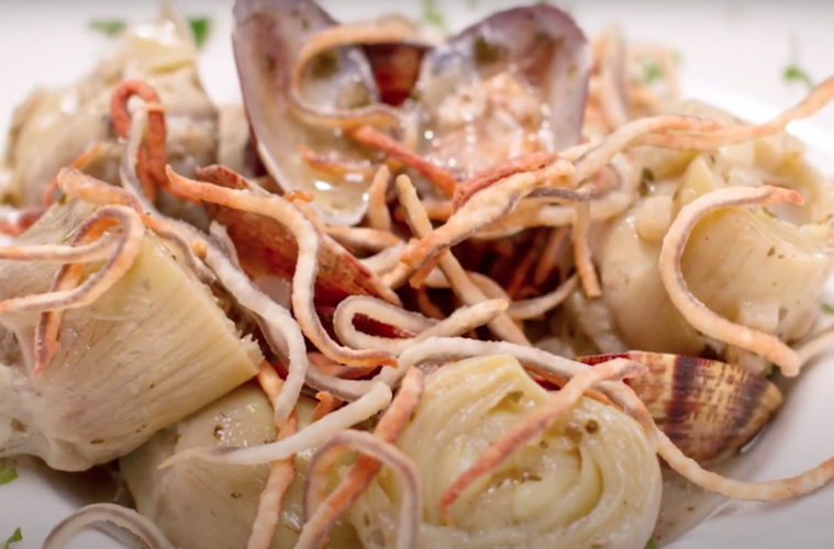 Alcachofas en salsa verde con almejas y gulas