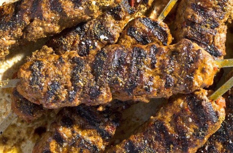 Brochetas de carne de cordero sobrante al curry