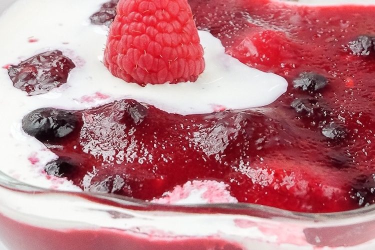 Crema fría de frutos del bosque sobrantes