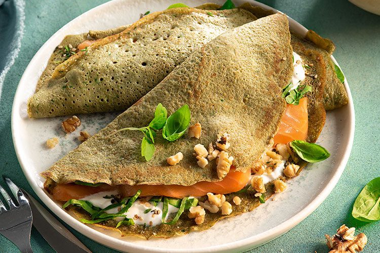 Crepes de espinacas con salmón y nueces - Foto Pep Montoya