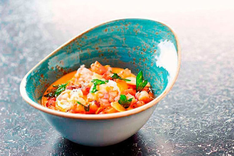 Gambas o langostinos sobrantes cocinados con verduritas