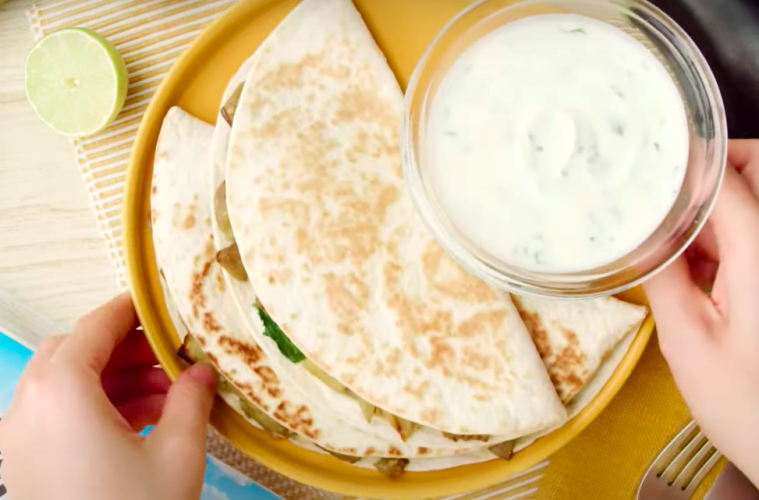 Quesadillas de berenjena que empieza a madurar y queso